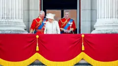 El príncipe Carlos, la reina Isabel y el príncipe Andrés en el balcón del Palacio de Buckingham en 2019.