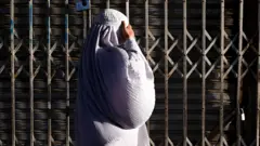 Афганская женщина в парандже 