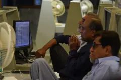 Stockbrokers look at the latest share prices at the Pakistan Stock Exchange (PSE) in Karachi on February 9, 2023. - Pakistan's government on February 9 remained locked in crunch talks with the IMF over the release of a crucial financial bailout on the last scheduled day of the global lender's visit