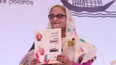 ইশতেহার নিয়ে শেখ হাসিনা। 