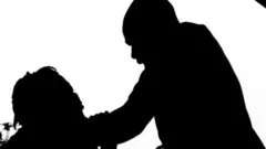 Nwoke na-awakpo nwaanyị n'ike