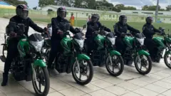 Une rangée de motos-taxis montées par des femmes à Kigali