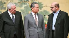 Perwakilan Fatah, Mahmoud al-Aloul (kiri), Menteri Luar Negeri China Wang Yi (tengah) dan perwakilan Hamas Mussa Abu Marzuk. 