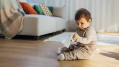 Bebé jugando con un pañuelo