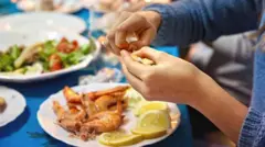 فردی در حال غذا خوردن