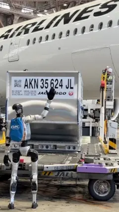 जापानको विमानस्थलमा परीक्षणका लागि ग्राउन्ड ह्यान्ड्लरका रूपमा मानवाकार रोबट