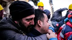 Родственники жертв землетрясения