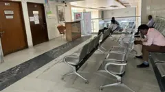 ঢাকার একটি বেসরকারি হাসপাতালের চিকিৎসকদের চেম্বারের সামনের ফাঁকা চিত্র
