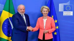 Presidente da Comissão Europeia, Ursula Von der Leyen, cumprimento o presidente Lula