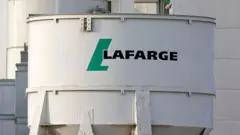 O logotipo da fábrica de cimento da empresa francesa de materiais de construção Lafarge em Issy-les-Moulineaux, na França, no dia 19 de outubro de 2022
