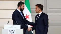 Na semana passada, Al-Sharaa encontrou-se com o presidente da França, Emmanuel Macron, e pediu pelo fim das sanções