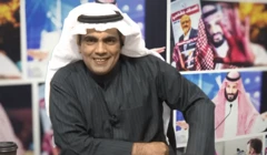 Ghanem al-Masarir no seu canal de YouTube, com fotos da família real saudita ao fundo