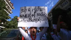 ၂၀၁၅ မှာ အမျိုးသား ပညာရေး ဥပဒေကို ကန့်ကွက် ချီတက် ဆန္ဒပြနေကြတဲ့ ကျောင်းသားအဖွဲ့ 