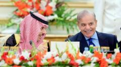सऊदी अरब के विदेश मंत्री के साथ पाकिस्तान के प्रधानमंत्री शहबाज शरीफ