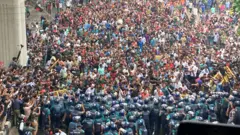 ব্যারিকেড ভেঙে শাহবাগে অবস্থান নেয় শিক্ষার্থীরা