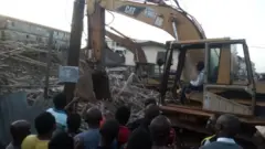 Igwe 'Tractor' na ekpofu aja ụlọ daara ada