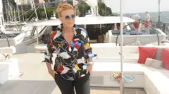 Paola Trifirò dentro de um de seus barcos