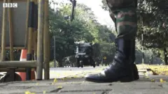 ශ්‍රී ලංකාව ; ඇඳිරිනීතිය අතරේ ජනතාව අදත් ඩීසල් පෝලිම්වල