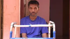 अब्दुल शमीर अपने वॉकर के साथ