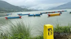 फेवातालको डीलमा गाडिएको सीमा स्तम्भ