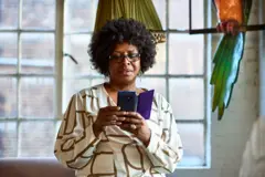 Femme tenant un téléphone