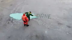 Надпись "Нет Войне" на льду