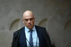 Moraes caminhando no STF, com olhar sério