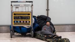 "Prefiero dormir aquí que en la calle": los migrantes y personas sin hogar que encontraron un refugio en el aeropuerto de Madrid durante meses
