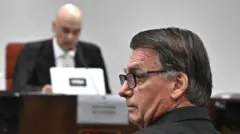 Jair Bolsonaro e Alexandre de Moraes ao fundo. 