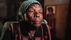 Haciye imyaka ibiri Agnes Muthoni abuze umugabo wiwe Elijah. Bompi barwanije intwaro ya gikoloni y'Ubwongereza mu myaka ya 1950