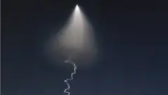 국방부가 30일 "고체 추진 우주발사체 시험비행에 성공했다"고 밝혔다. 이날 오후 전국에서 목격된 미확인 비행체가 바로 이날 우리 군이 쏴 올린 '고체연료 추진 우주발사체'였다