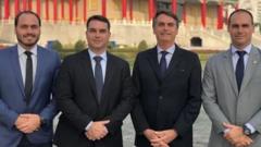 4 Homens brancoscassinos novosterno segurando as maõscassinos novosfrente ao corpocassinos novosfrente ao corpo