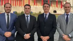 4 Homens brancosbanca de aposta para presidenteterno segurando as maõsbanca de aposta para presidentefrente ao corpobanca de aposta para presidentefrente ao corpo