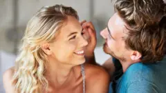 Молода пара дивиться одне на одного