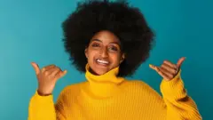 እዚ ብቋንቋ ምልክት ኣመሪካ ‘ጸወታ’ ማለት እዩ