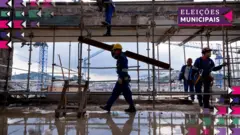 A foto mostra quatro homens trabalhandoo que é lampionsbetuma obra no estádio do Maracanã, Rioo que é lampionsbetJaneiro