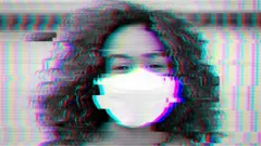 ጭምብ ያደረገች ሴት
