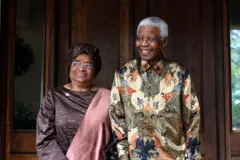 Dans ce document de la Fondation Nelson Mandela, l'ex présidente libérienne Ellen Johnson-Sirleaf et l'ancien président sud-africain et lauréat du prix Nobel de la paix Nelson Mandela se rencontrent à la résidence de M. Mandela, le 11 juillet 2008 à Johannesburg.