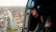 Militar observa los estragos de Katrina.