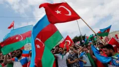 راهپیمایی گروهی از شهروندان جمهوری آذربایجان ساکن ترکیه دراستانبول در اعتراض به ارمنستان