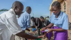 Watu wakiosha mikono katika mkuuu wa malawi Lilongwe