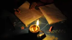 केही वर्षअघि नेपालमा प्रत्येक दिन १६ घण्टासम्म विद्युत् काटिन्थ्यो
