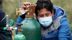 La pandemia del covid-19 ha llevado a varias personas en el Perú a tener que hacer largas filas para poder proveerse de oxígeno.