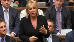 İngiltere Sağlık Bakan Yardımcısı Nadine Dorries