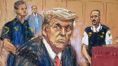 Un dibujo de Donald Trump en el tribunal con la cara enfadada.