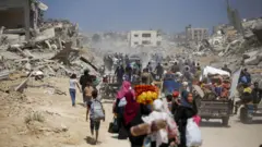 آوارگان فلسطینی در خان یونس در جنوب نوار غزه. اسرائیل می گوید شبه نظامیان حماس در این منطقه حضور دارند و از جمله علیه اسرائیل موشک پراکنی می‌کنند