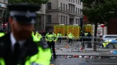 Destroços e agentes de segurança em rua cercada