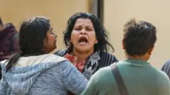 प्रयागराजमा कुम्भेमेलामा भागदौडमा परेर आफ्ना प्रियजन गुमाएकी एक महिला