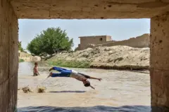 کودکان در حال آب‌بازی در بلخ 