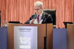 Laurent Freixe, sentado en un escritorio con su nombre y su cargo escritos en la parte exterior
